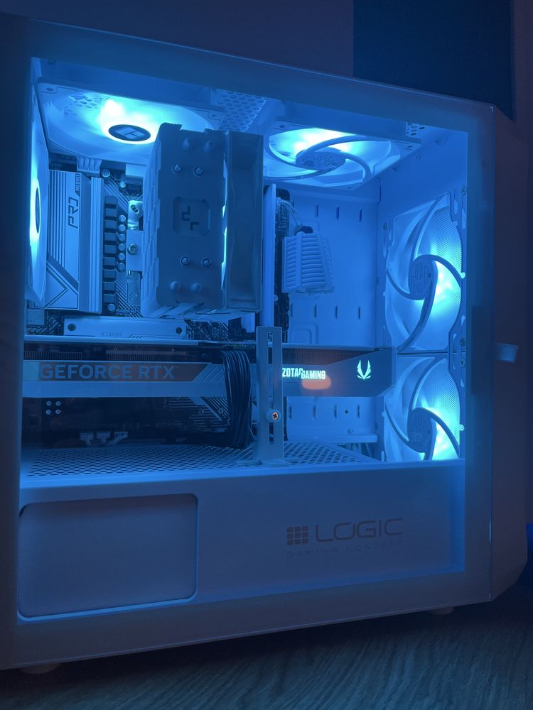 Biały Komputer Gamingowy Ryzen 7 7700 | RTX 5070 | 32GB DDR5 | 1TB M.2