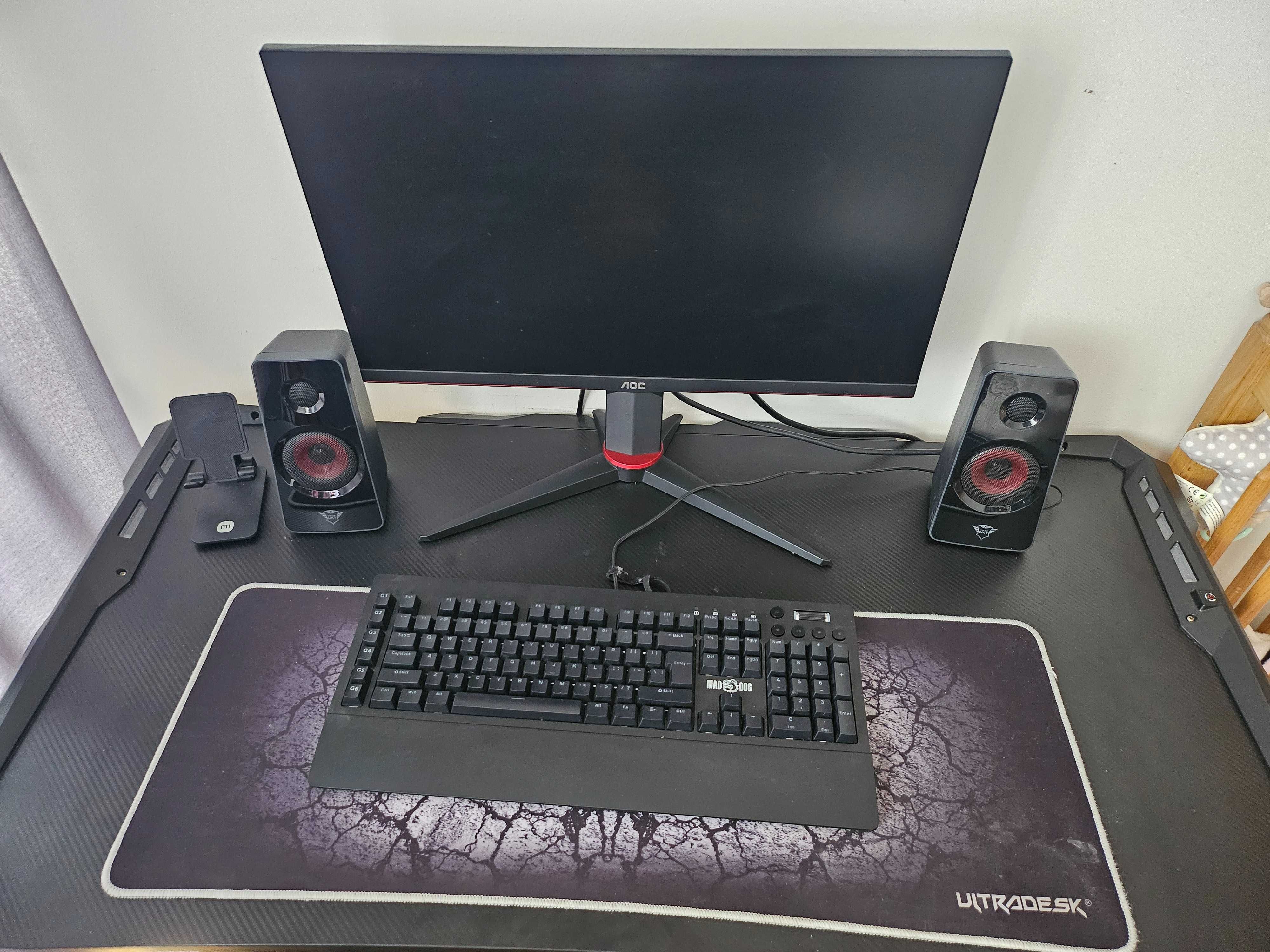 Komputer stacjonarny (gaming) + monitor i biurko