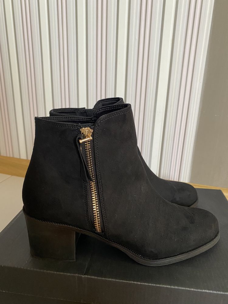 Короткі замшеві чоботи H&M