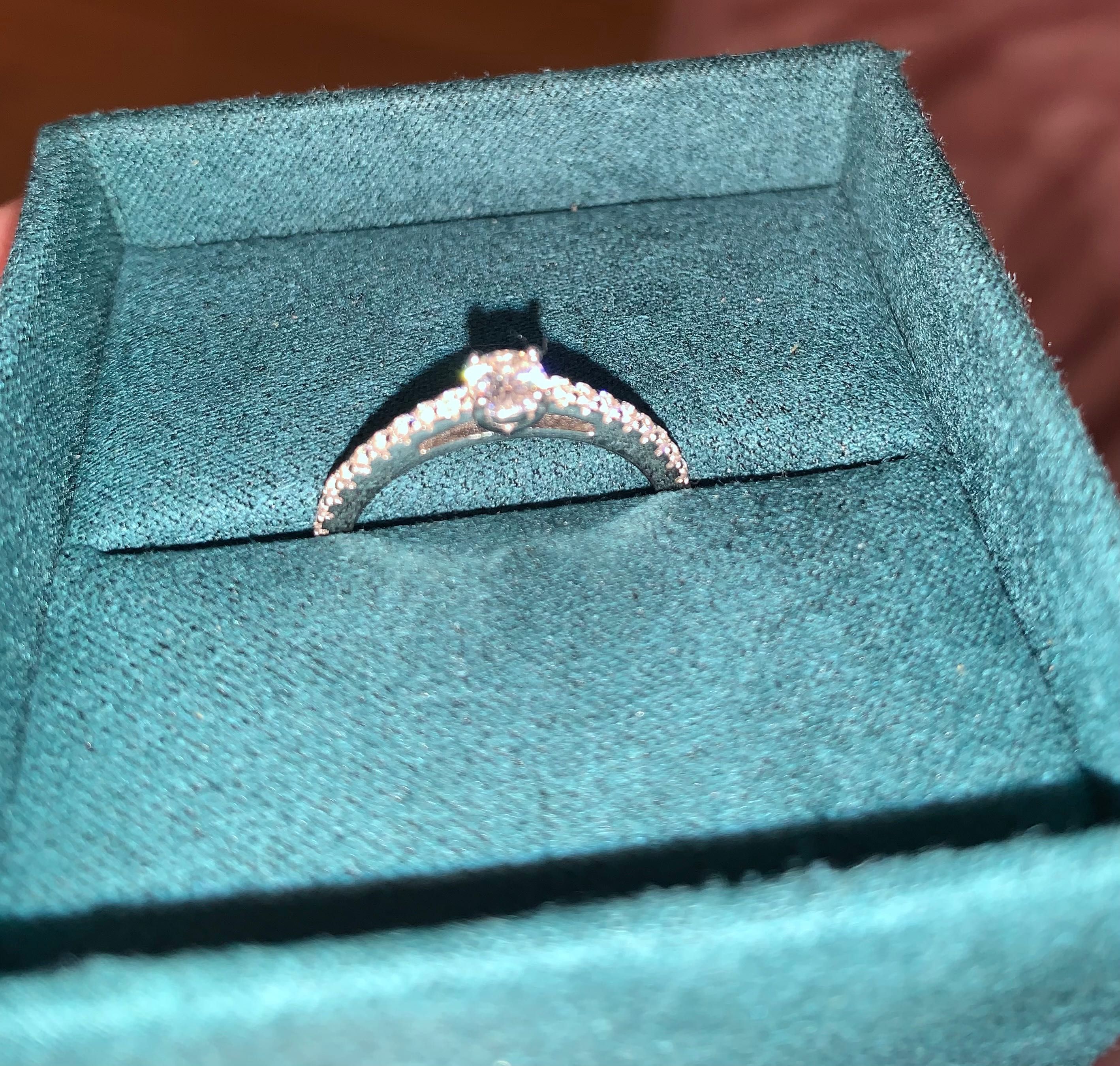 Женское кольцо с бриллиантом, муассанитами 0.3 карат р.18