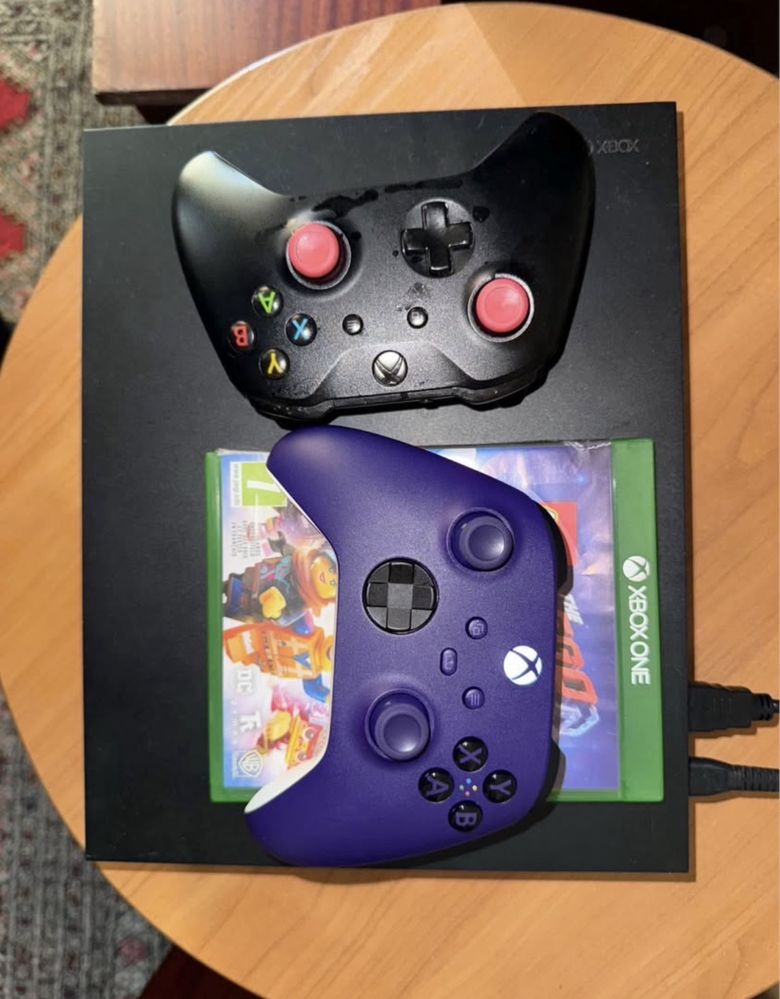 Xbox One X 1TB 2 Pady