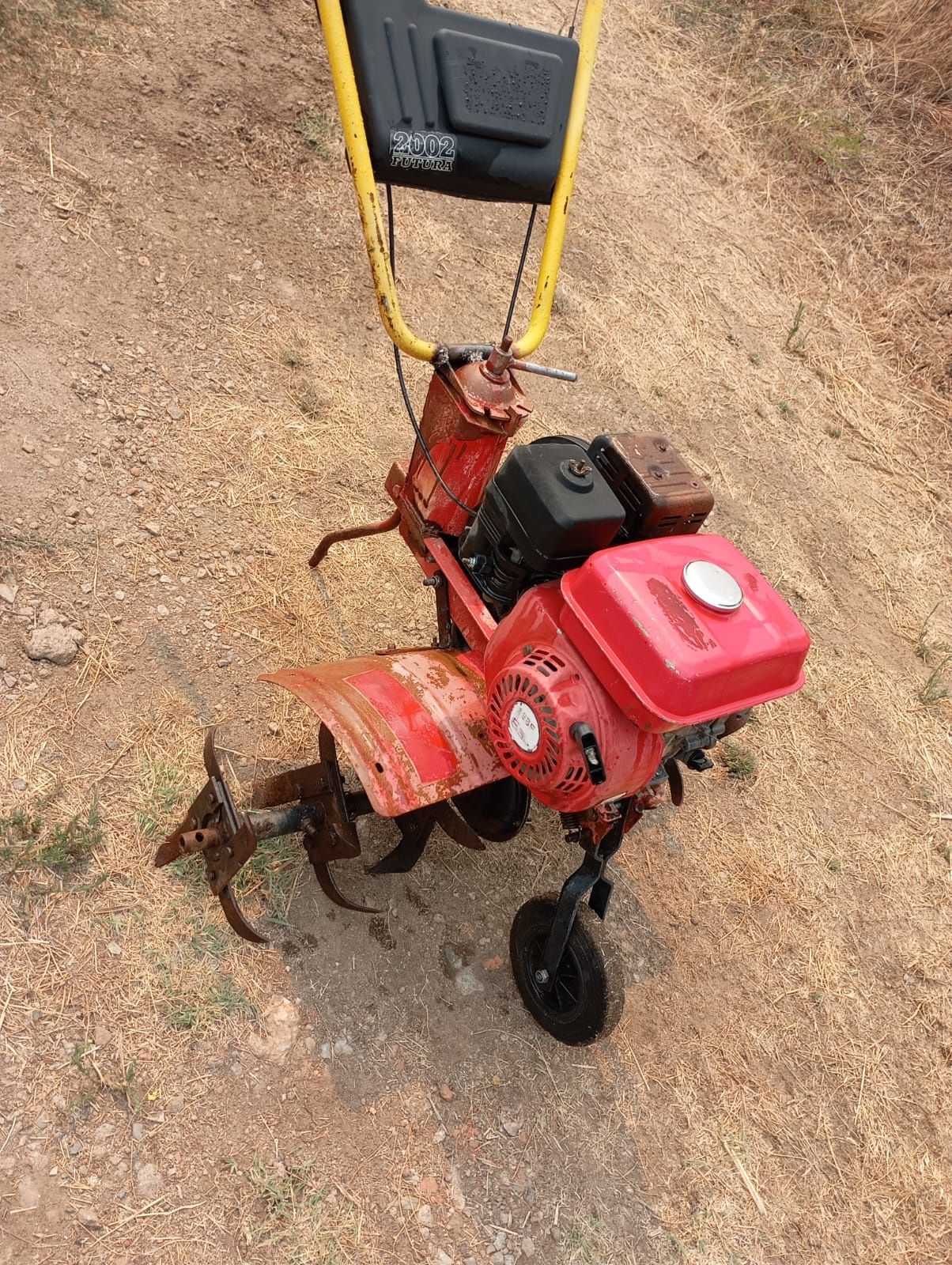 Moto-enxada 6.5cv a trabalhar