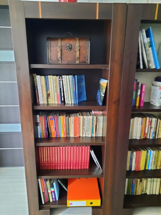 Zestaw dwóch drewnianych regałów na książki stan bardzo dobry