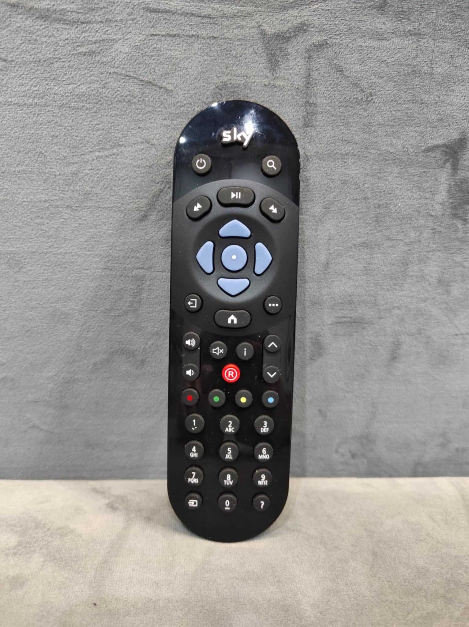 Pilot Sky Q Voice do dekoderów Sky Q Mini Box, sterowanie głosowe