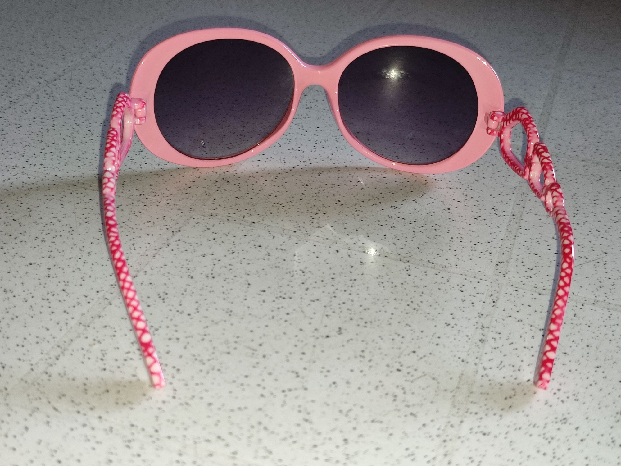 Детские розовые солнцезащитные очки.