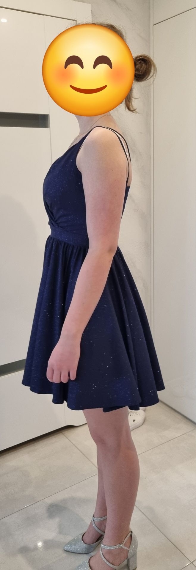 Krótka sukienka na ramiączka z poświatą brokatową Elizabeth 34