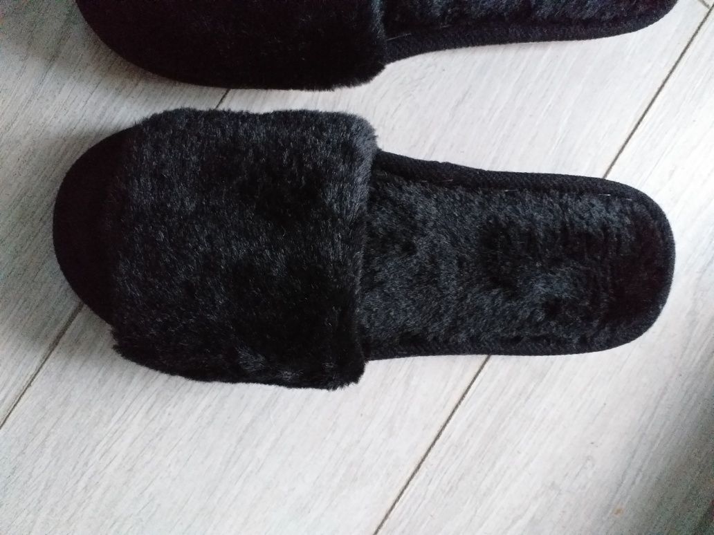 Czarne, futrzane kapcie po domu, rozmiar 38