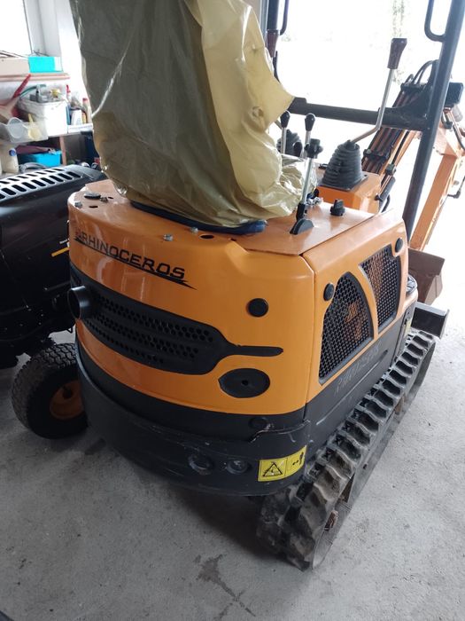 Minikoparka XN 08 chińska . Waga 880 kg