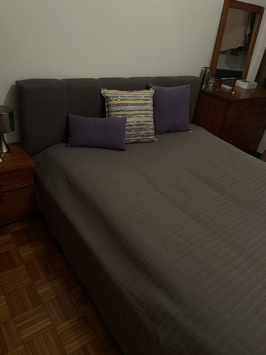 Cama com estrado elevatório