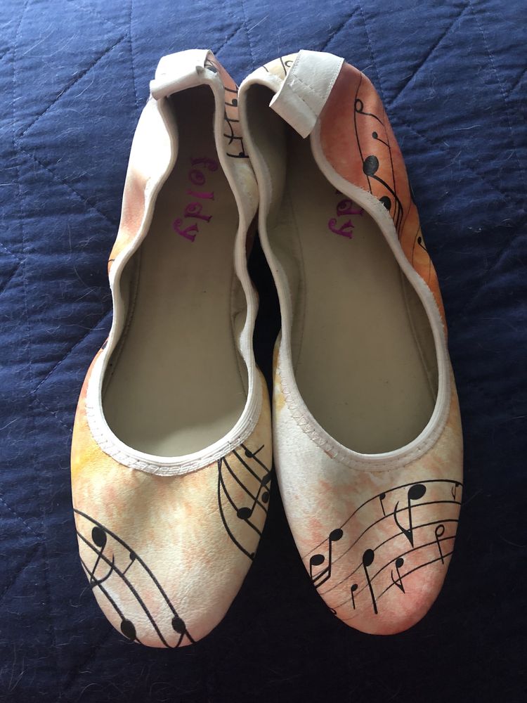 Sapatos de senhora com motivos musicais