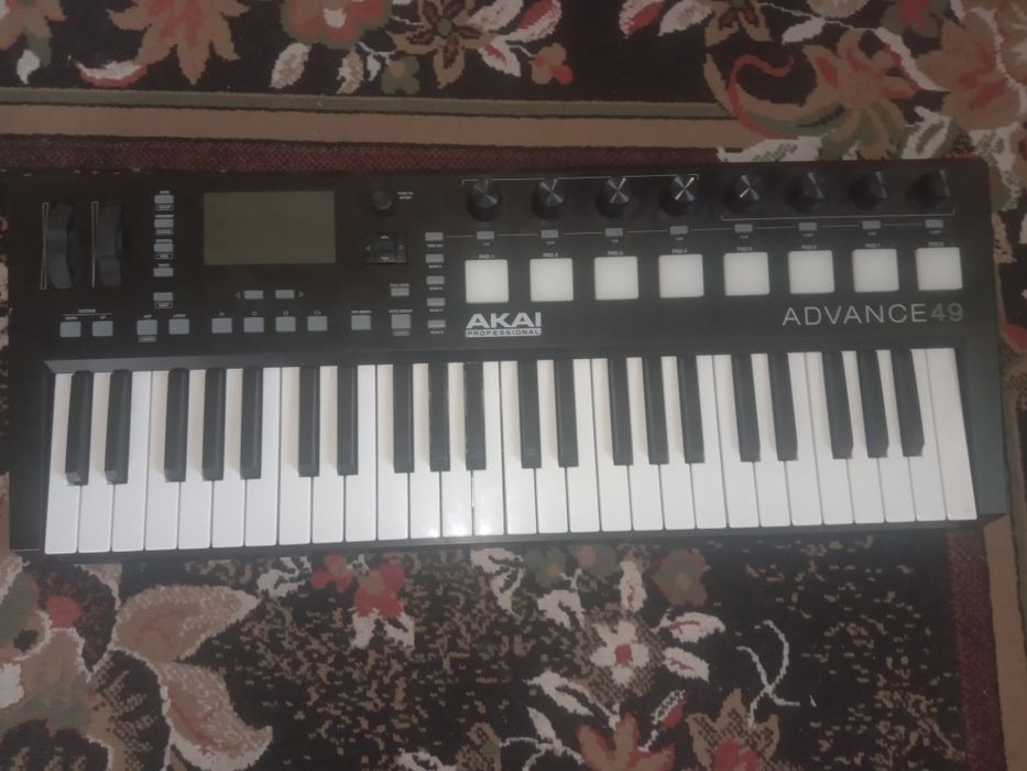 Міді клавіатура akai advance гарний стан.