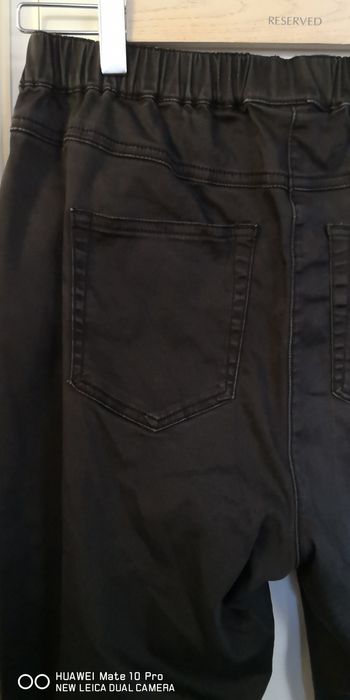 Czarne spodnie damskie.