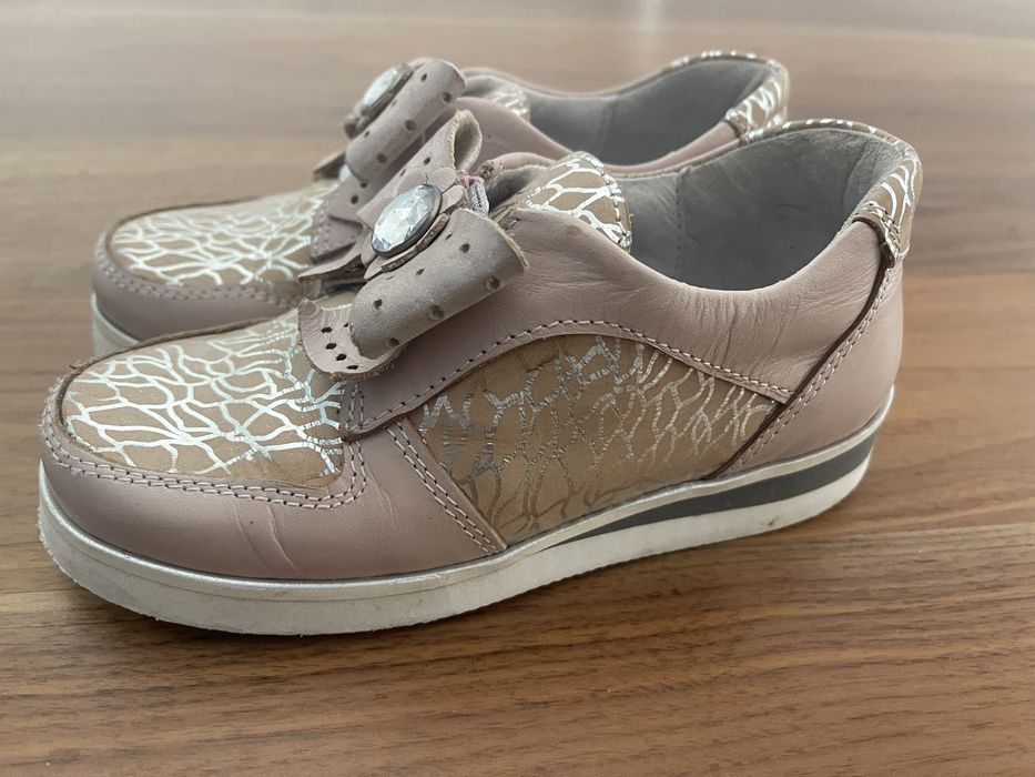 Sapatos cor de rosa, bege e prateado com laço