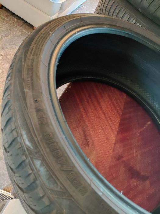 Pneus Falken, 225/40 R18, como novos.