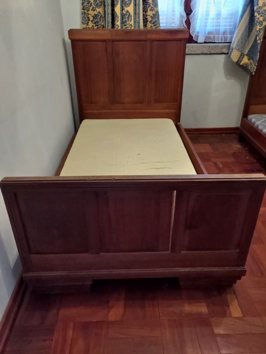 Cama estreita em madeira maciça. Inclui colchão