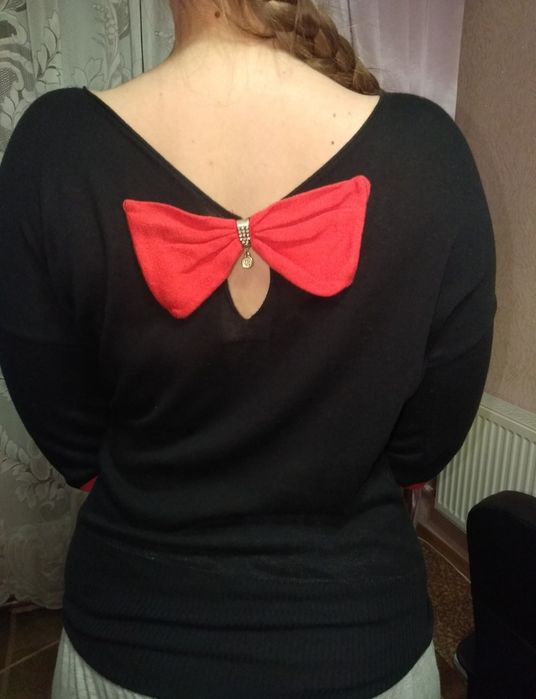 Кофта с бантиком на спине