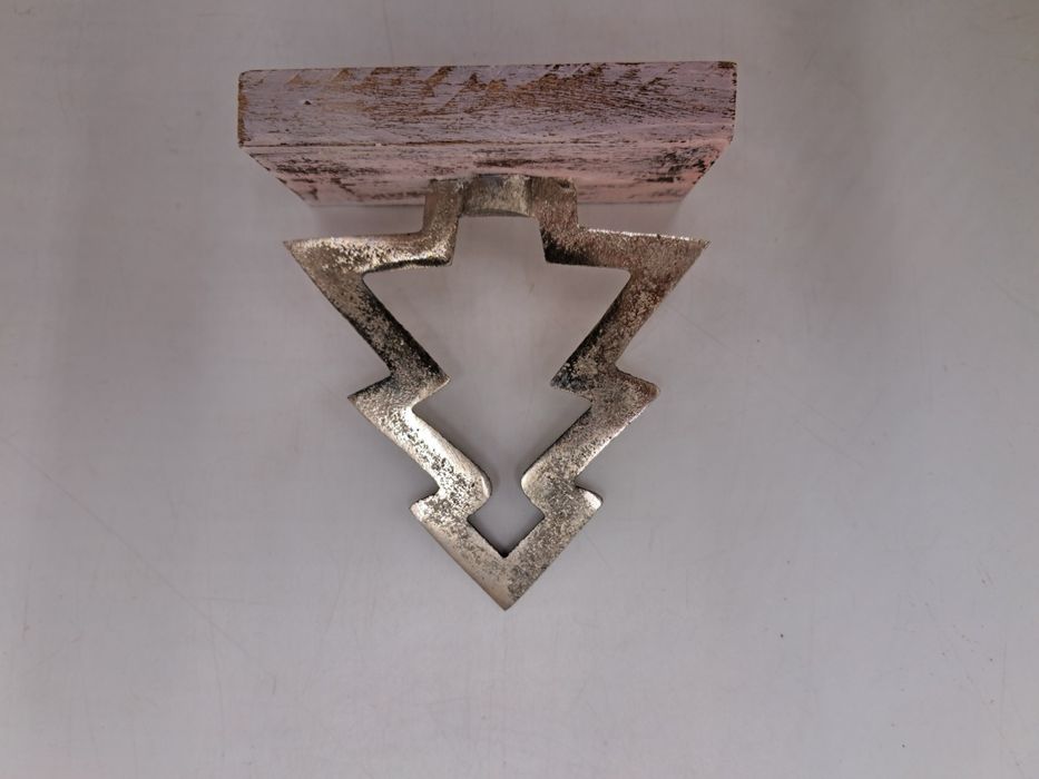 Choinka figurka ozdoba na pobielanej desce, Nordwijk, Holandia