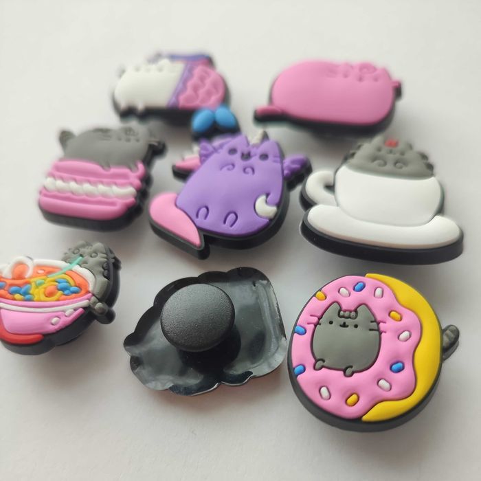 Przypinki do butów crocs prezent basen PUSHEEN kot szary syrenka pin