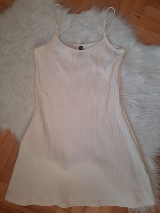 Krótka biała sukienka