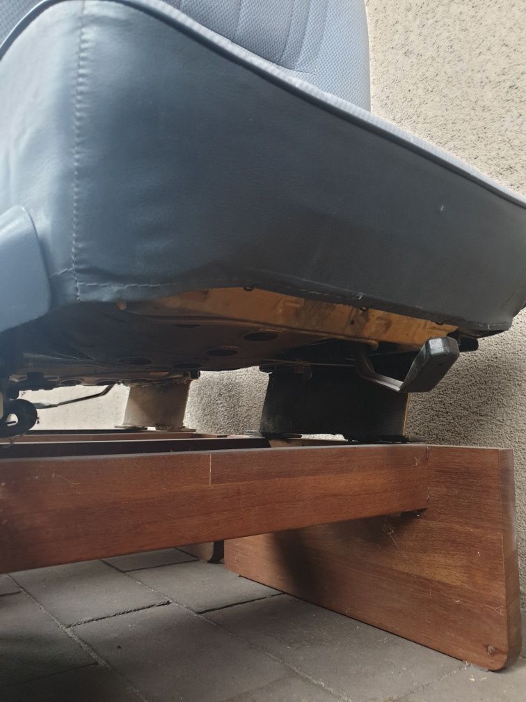 Fotele samochodowe dostosowane jako meble do wypoczynku