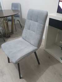 4 cadeiras em tecido aveludado com pés em ferro fundido