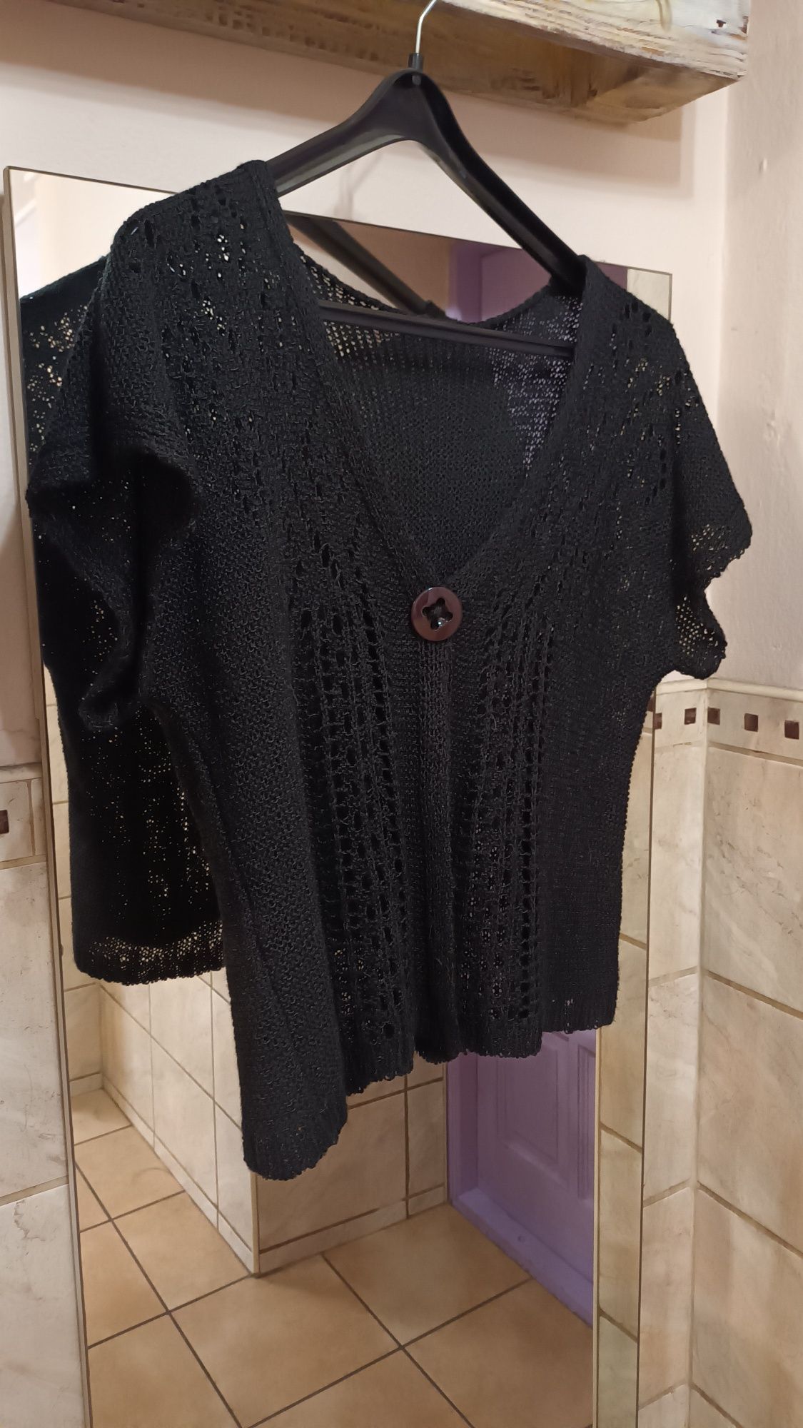 Sweterek, narzutka w kolorze czarnym robiona na szydełku
