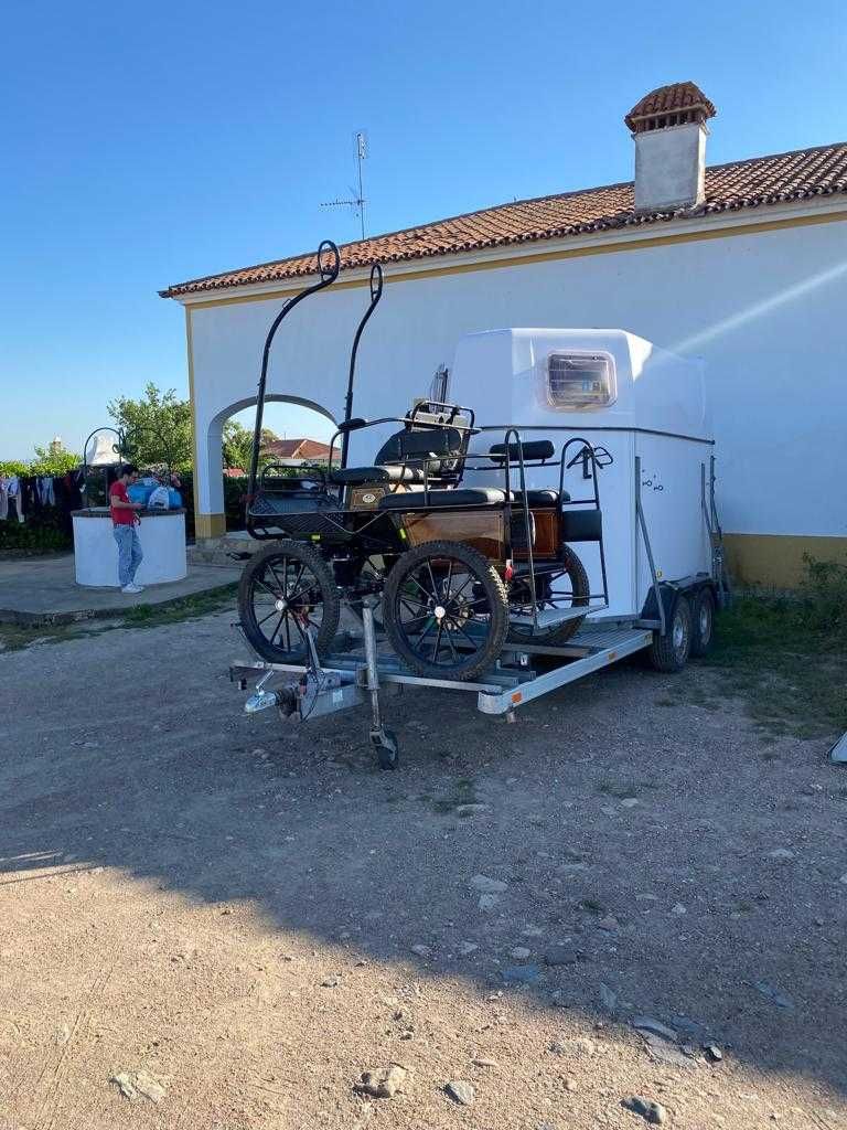 Reboque de 2 cavalos com plataforma porta-maratona