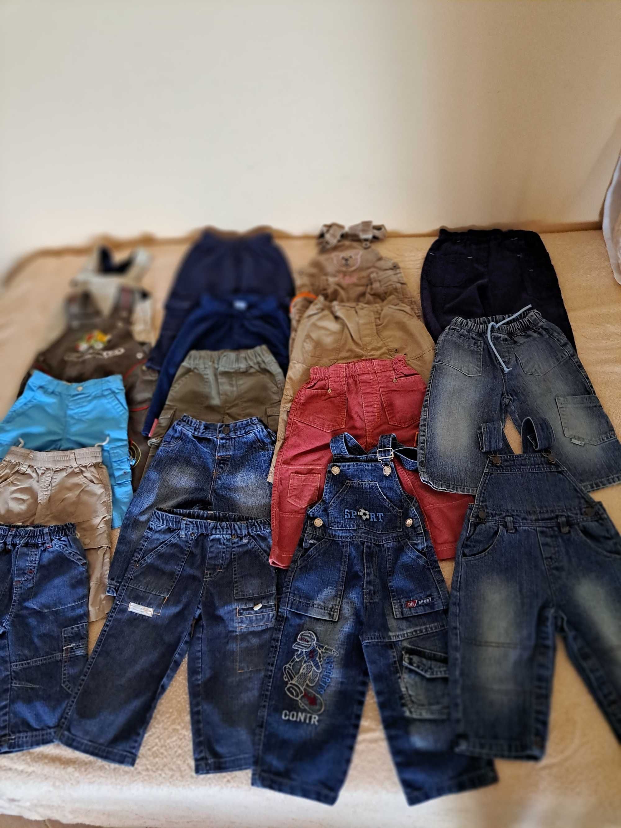 Lote de roupa de menino com 85 peças dos 0-2 anos.