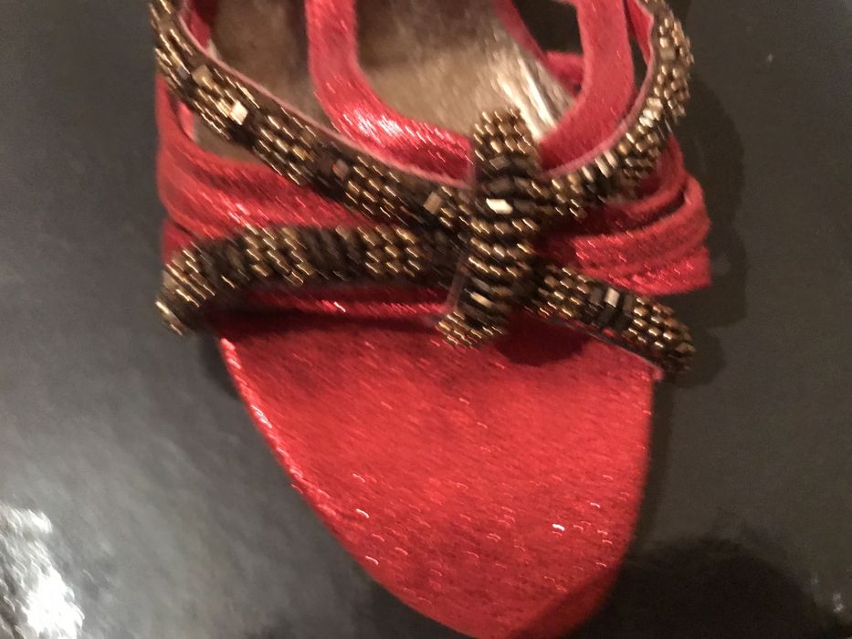 Босоніжки  шкіряні нові  38 розмір,  червоніі750 гр