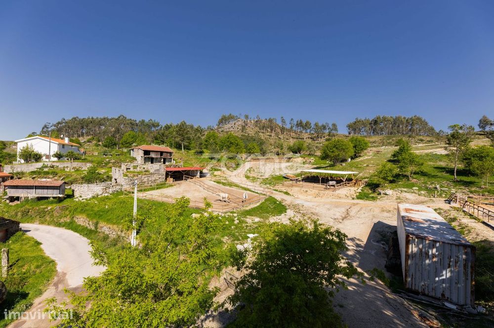 Propriedade com 17766m² e Moradia para restauro em Cabeceiras de Ba...