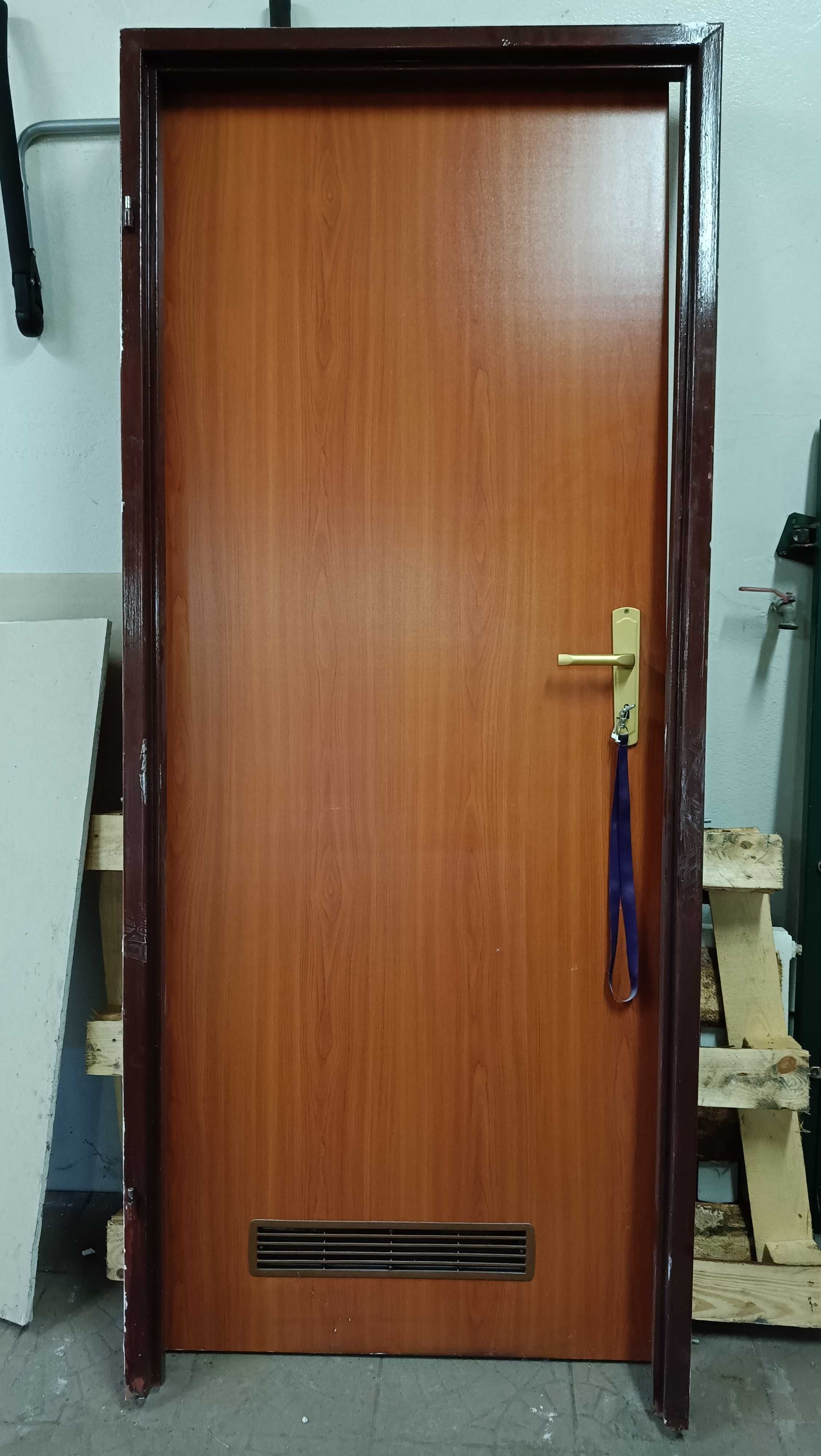 Drzwi wewnętrzne prawe z kratką i futryną (84x204 cm)