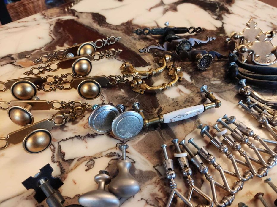 stare mosiężne uchwyty do mebli 62 sztuk