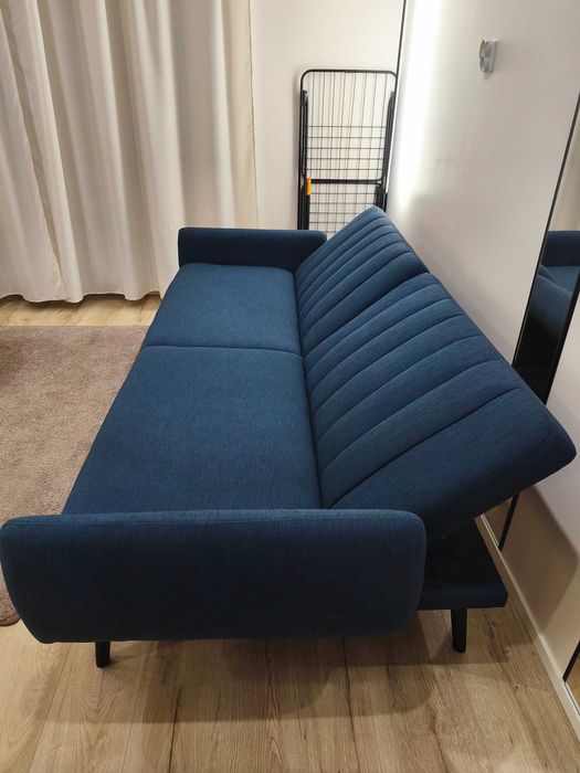 Rozkładana granatowa kanapa