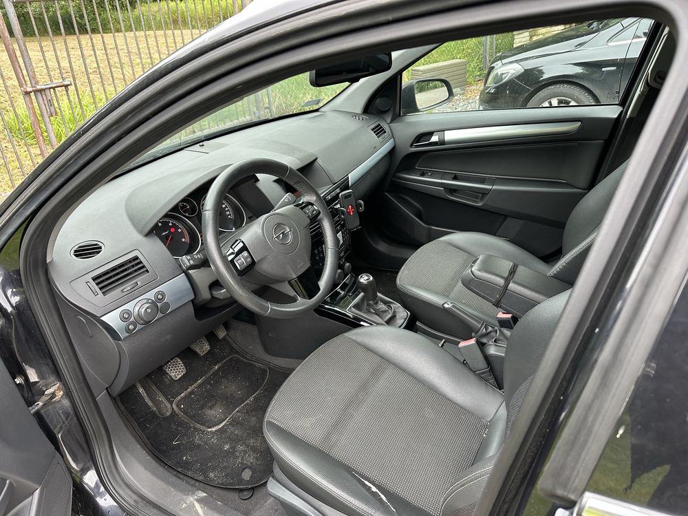 Opel Astra H 1,7 cdti kombi hak COSMO uszkodzony