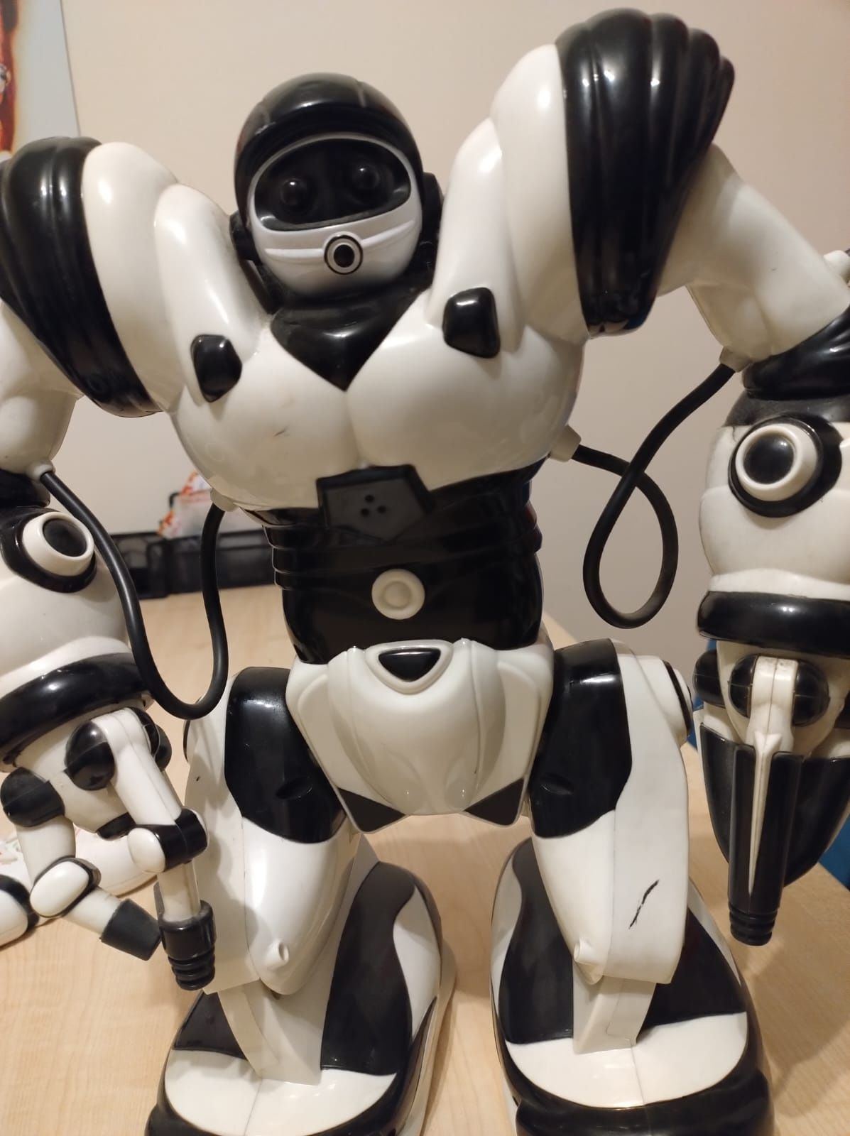 Robot  humanoid sterowany