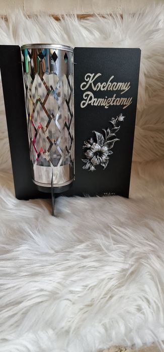 Metalowy znicz z napisem kochamy pamiętamy