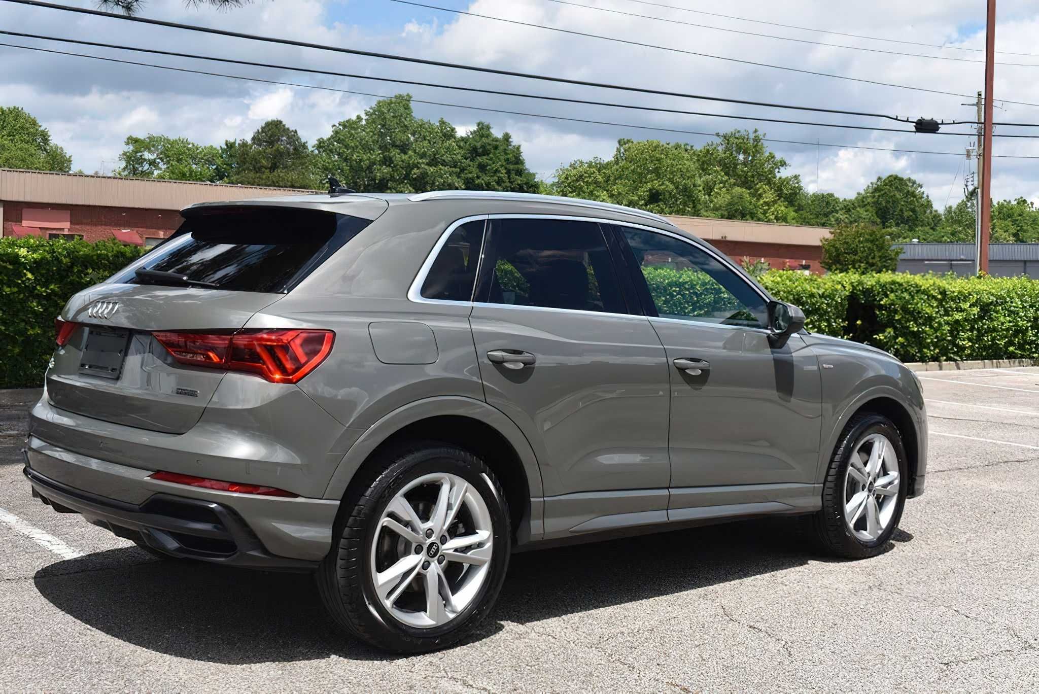 Audi Q3     2021