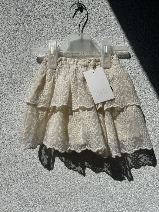 Spódniczka haftowana w kwiaty ecru 92 Zara