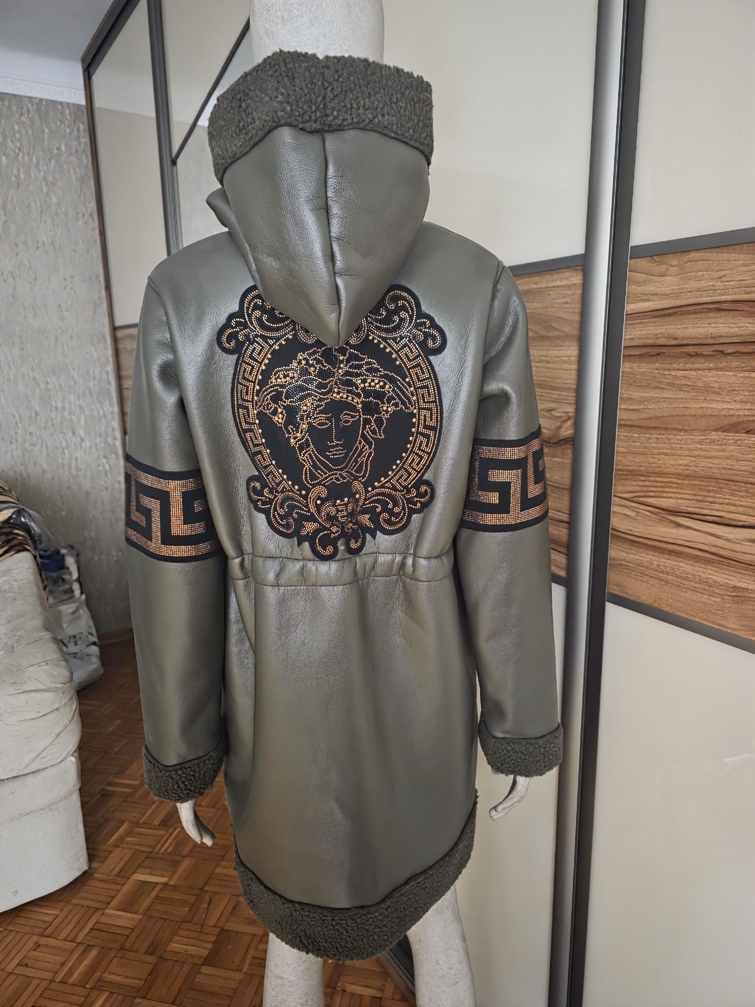 Kożuch Versace w kolorze khaki z cyrkoniami złotymi