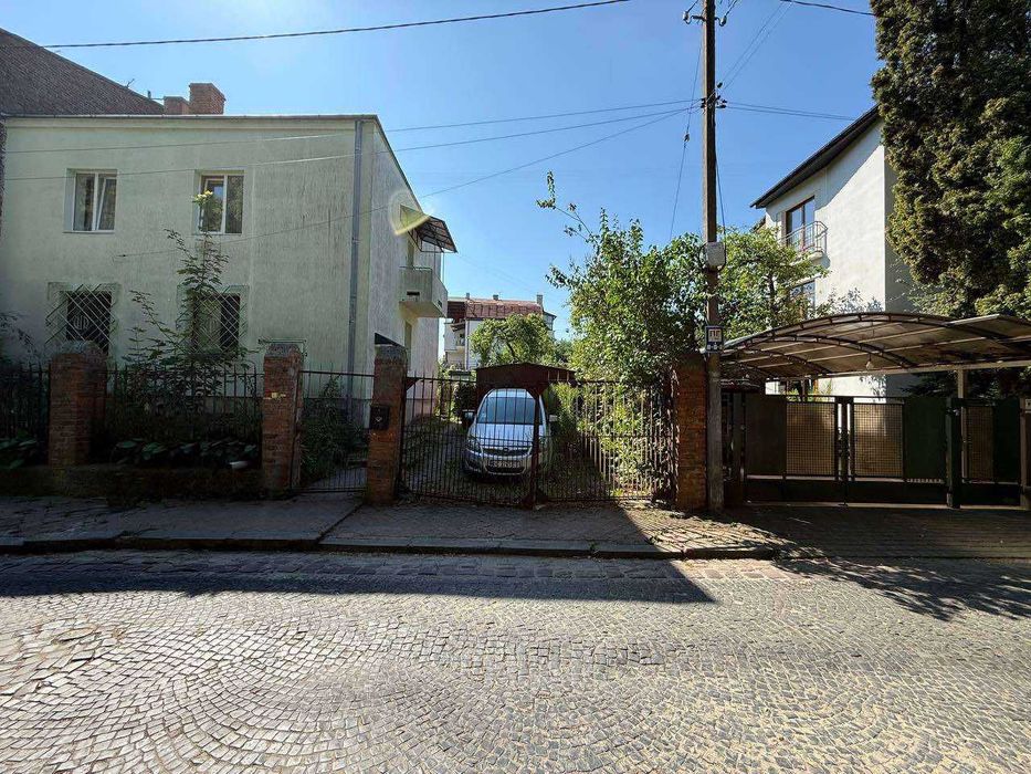 Продається 1/2 будинку з ділянкою в мальовничому районі Львова!