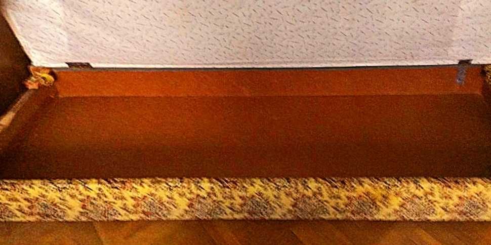 Leżanka - 65 cm  szerokość jednoosobowa, wąskie, ze schowkiem.