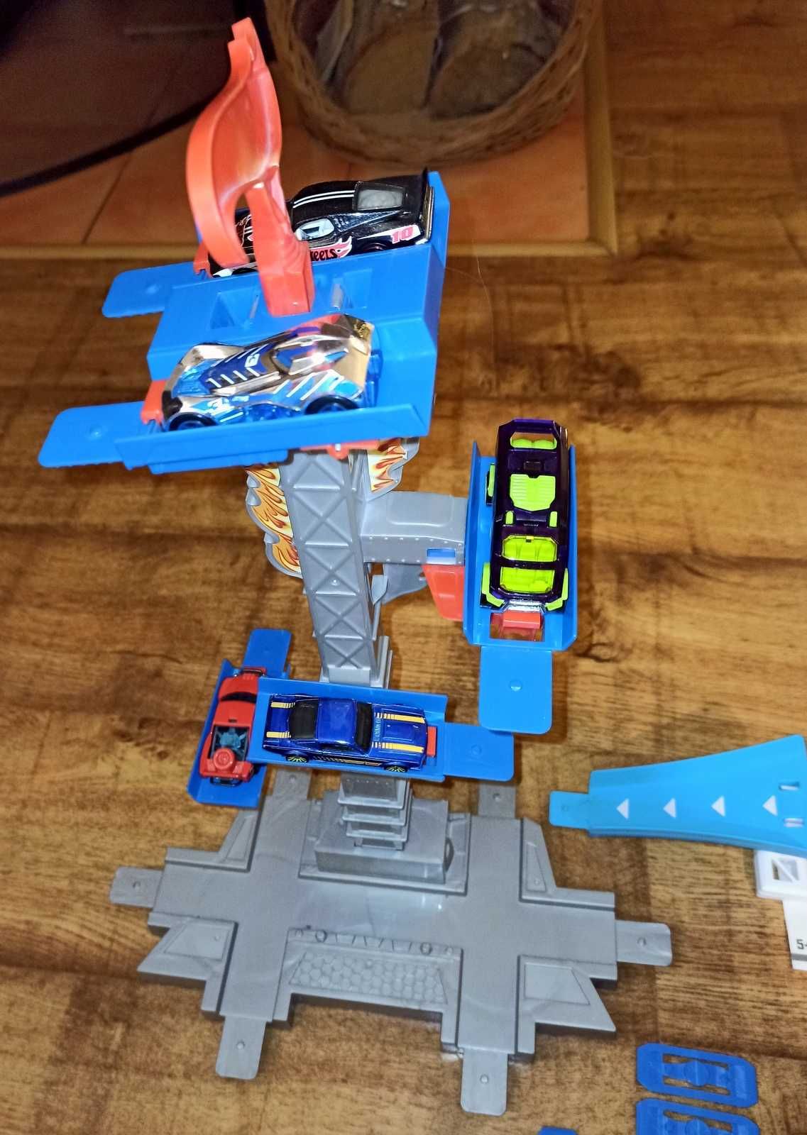 Hot Wheels - pięć różnych elementów Track Builder plus inne drobiazgi