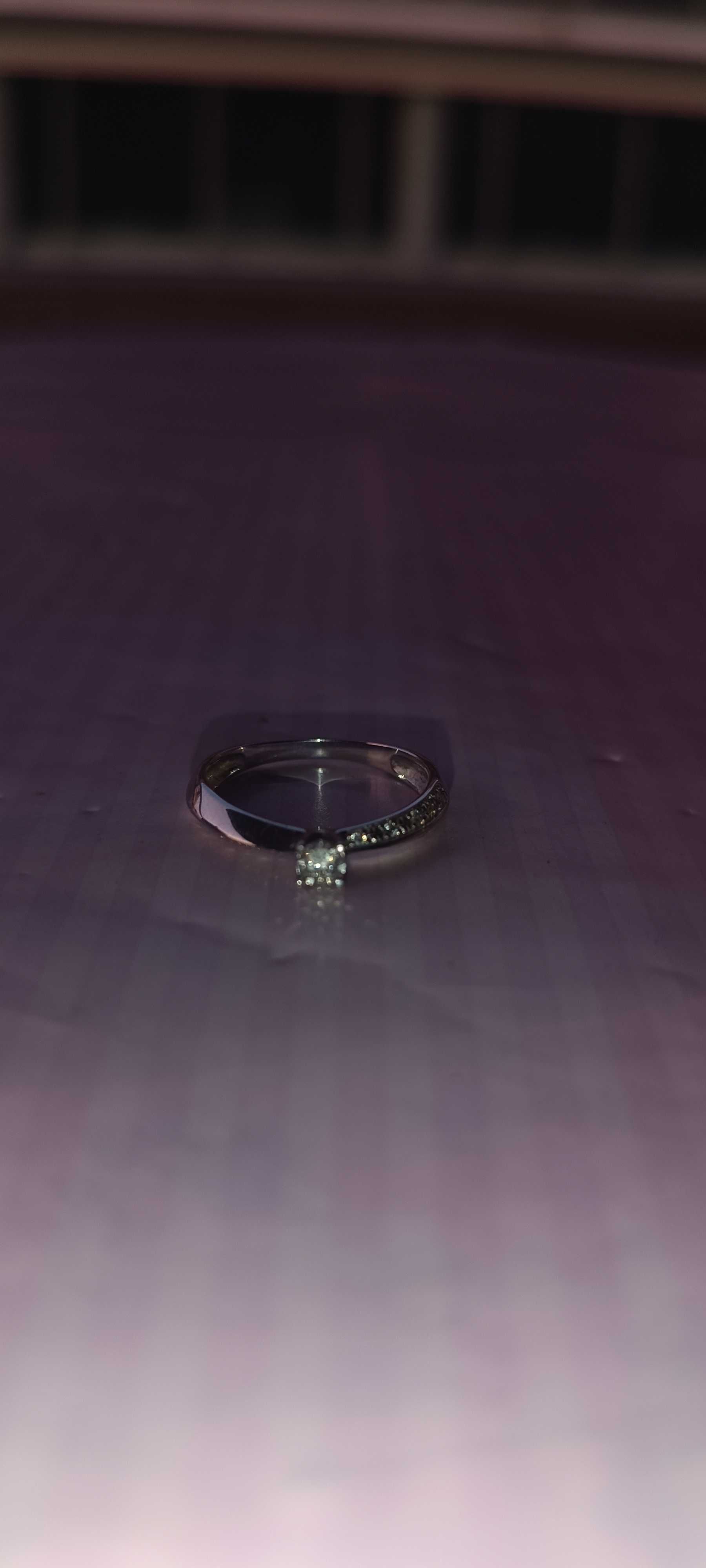 Anel com diamante