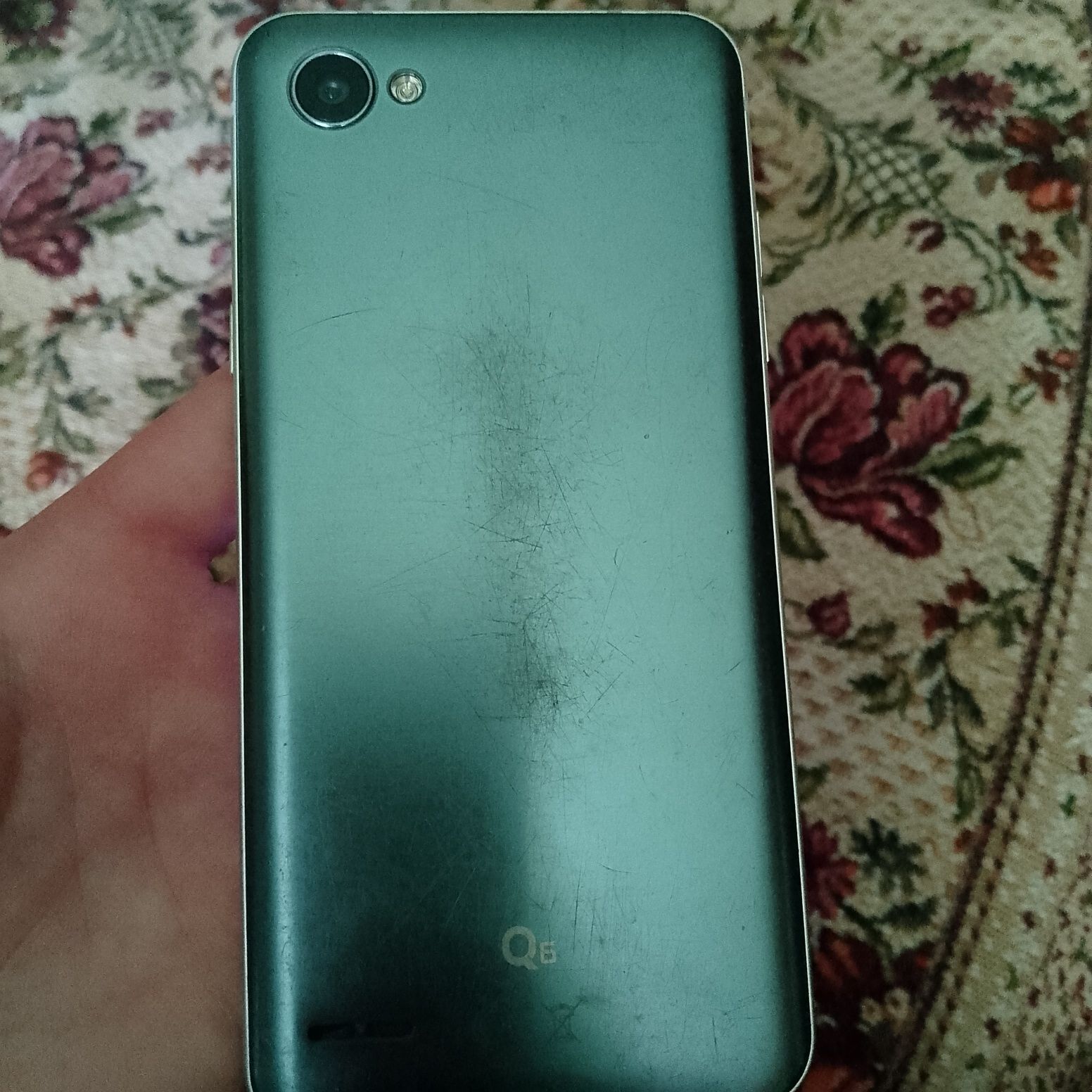 Продам телефон LG Q6