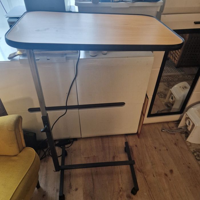 Stolik przyłóżkowy regulowany