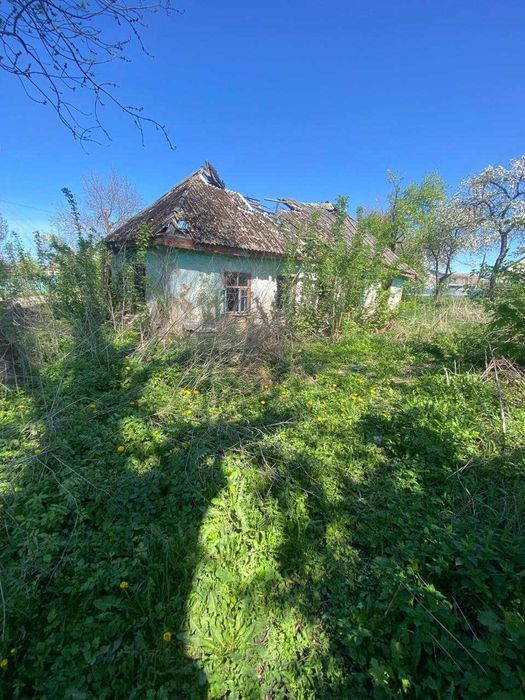 Продам земельну ділянку 10 сотих із старим цегляним будинок.