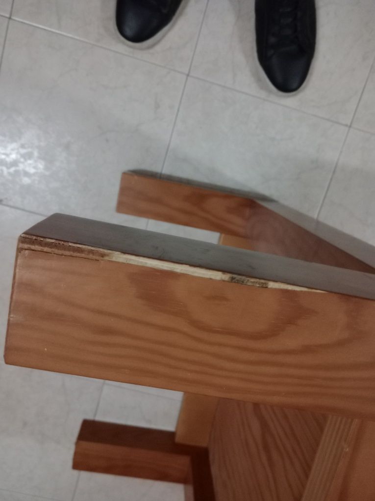 Mesa centro em pinho
