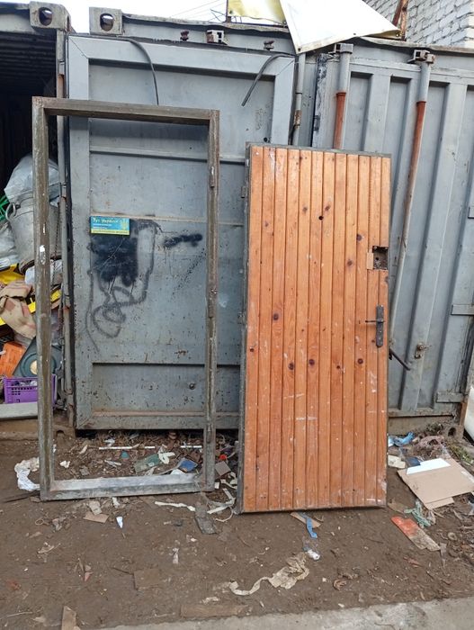 Вхідні двері металеві