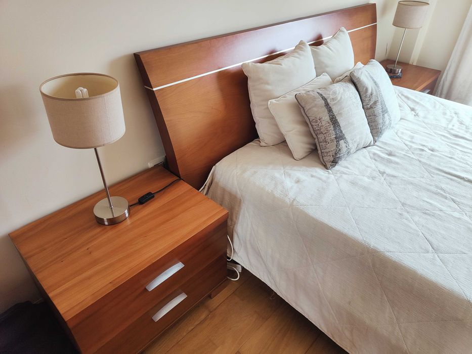 Cama de casal com colchão e mesas de cabeceira