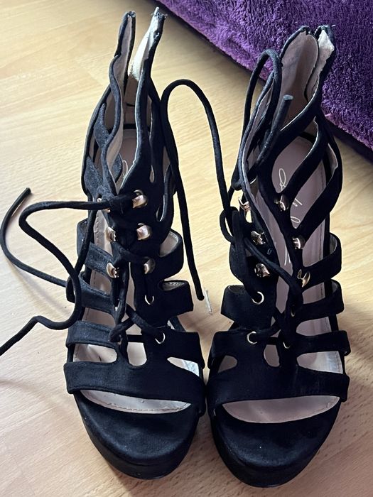 Sandały na obcasie wiazane